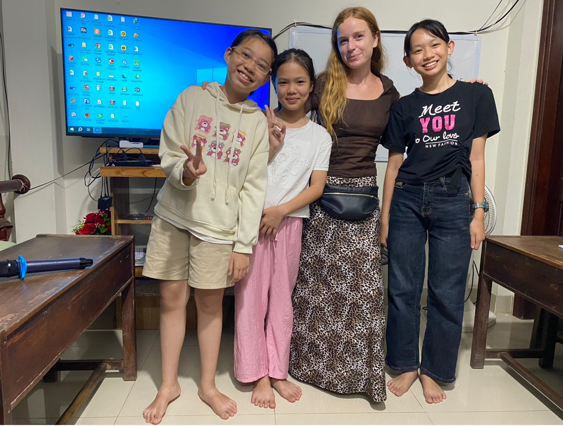 Học sinh lớp 6 chụp ảnh cùng giáo viên Aurora English Center