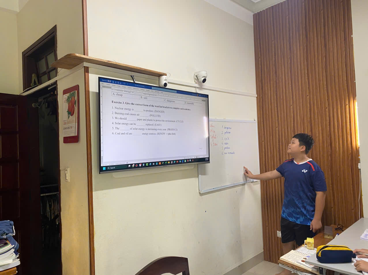 Học sinh lên bảng trả lời bài tập tiếng Anh tại Aurora English Center Đà Nẵng